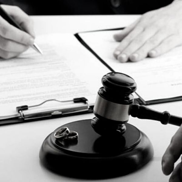 Divorcios, pensiones, paternidad, etc